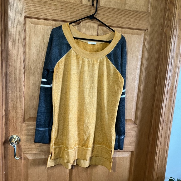Maurice’s long sleeved, yellow/gray top